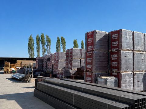 Paleta me tjegulla Nexe Cezar në oborrin e 2VH Group